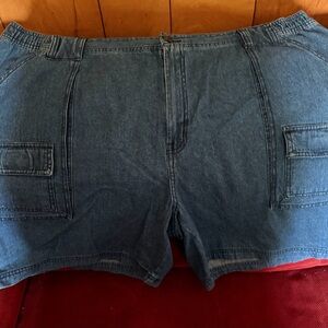 Saddlebred Denim Blue Cargo Shorts
NWT
